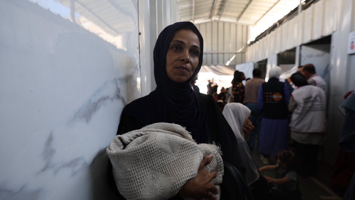 UNFPA_ASRO's tweet image. "I came to the clinic because I’m afraid — for myself, for my newborn. I have no milk to feed him"
Sahar is one of thousands of women in #Gaza giving birth under bombardment, without food, medicine, or shelter.
@UNFPA is on the ground, but the needs are overwhelming. #Ceasefire