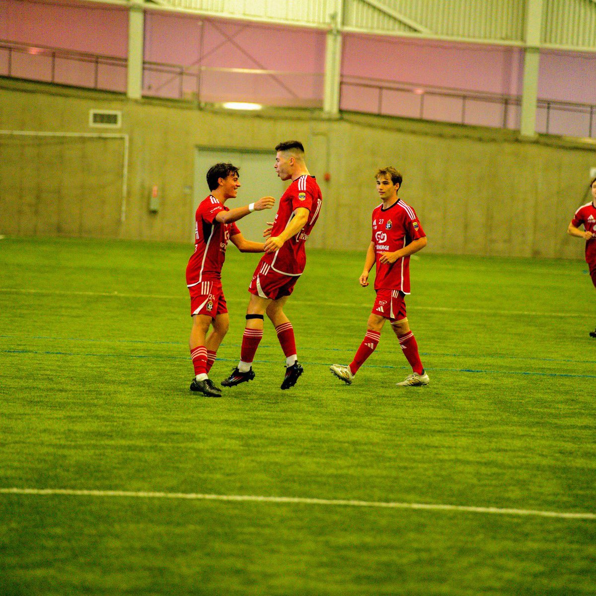 𝗛𝗜𝗘𝗥, 𝗚𝗥𝗢𝗦 𝗠𝗔𝗧𝗖𝗛 𝗗𝗘 𝗡𝗢𝗦 𝗚𝗔𝗥𝗦
Maîtrise. Intensité. Efficacité.
Une victoire méritée qui nous propulse à la 2e place de la Ligue 1 QCM. C’est une 4ème victoire d’affilée pour le Royal.