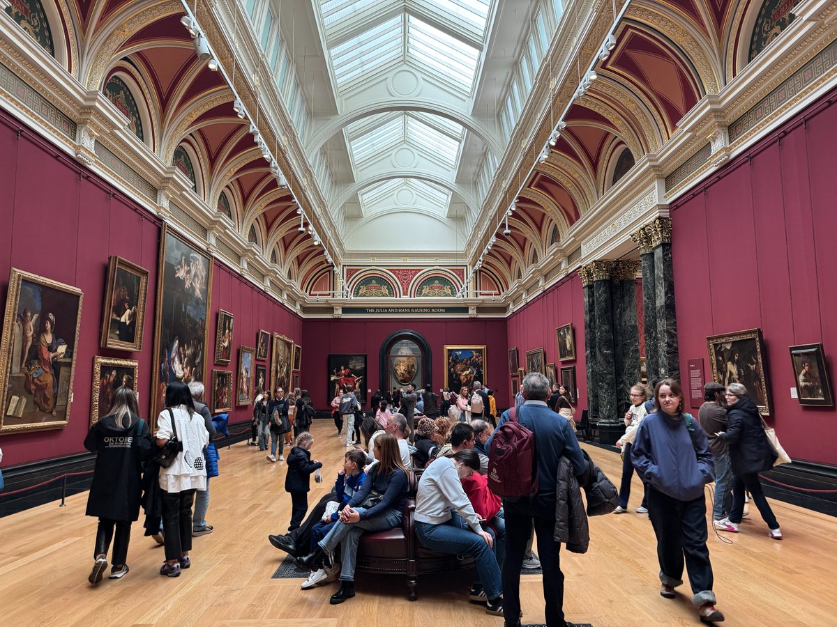 david_perell's tweet image. Went to The Met Museum on Friday night. Long line for tickets. Packed galleries. Artists sketching. Lots of young people, many of them dressed up.
Almost all the art galleries I visit are like this. Maybe people want an escape from the digital world; maybe people are starving…