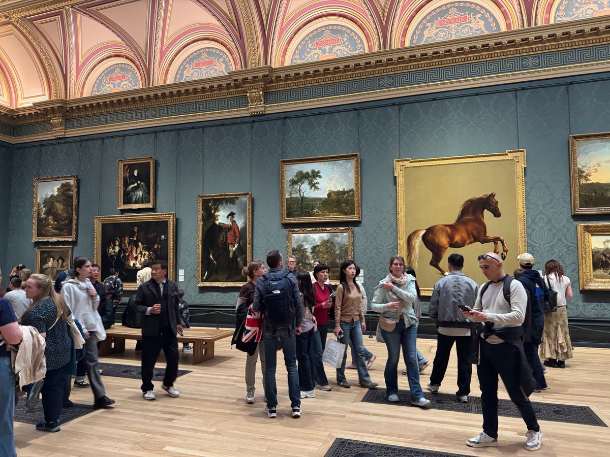 david_perell's tweet image. Went to The Met Museum on Friday night. Long line for tickets. Packed galleries. Artists sketching. Lots of young people, many of them dressed up.
Almost all the art galleries I visit are like this. Maybe people want an escape from the digital world; maybe people are starving…