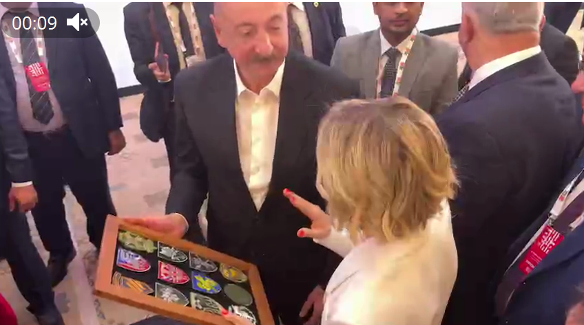 fuadshahbazov's tweet image. A very interesting moment as the #UKR 🇺🇦 journalist Olena Kurbanova presented #AZE 🇦🇿 President Ilham Aliyev patches of #Ukrainian combat brigades fighting against #RUS. Aliyev's response was "Keep it going." This answer and Aliyev's statements during the #ShushaForum highlighted…