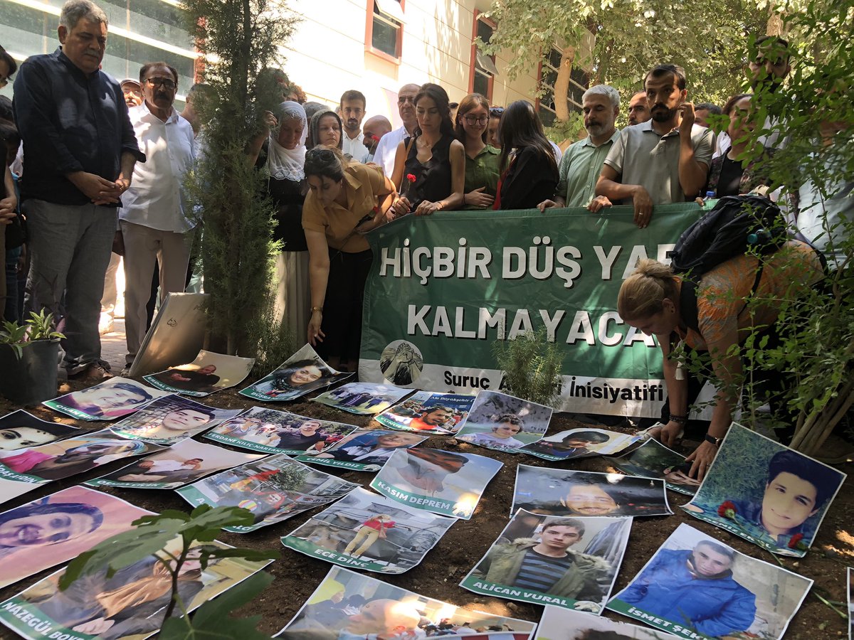 Bugün Pirsus katliamının 10. Yılında yüzlerce kişi Amara bahçesinde 33 düş yolcumuzu andık. Yılar sonra Kasım Deprem ve Osman Çiçek yoldaşın mezar başında bir araya geldik. 

#Surucunİzinde10Yıl 
#SuruçİçinAdalet