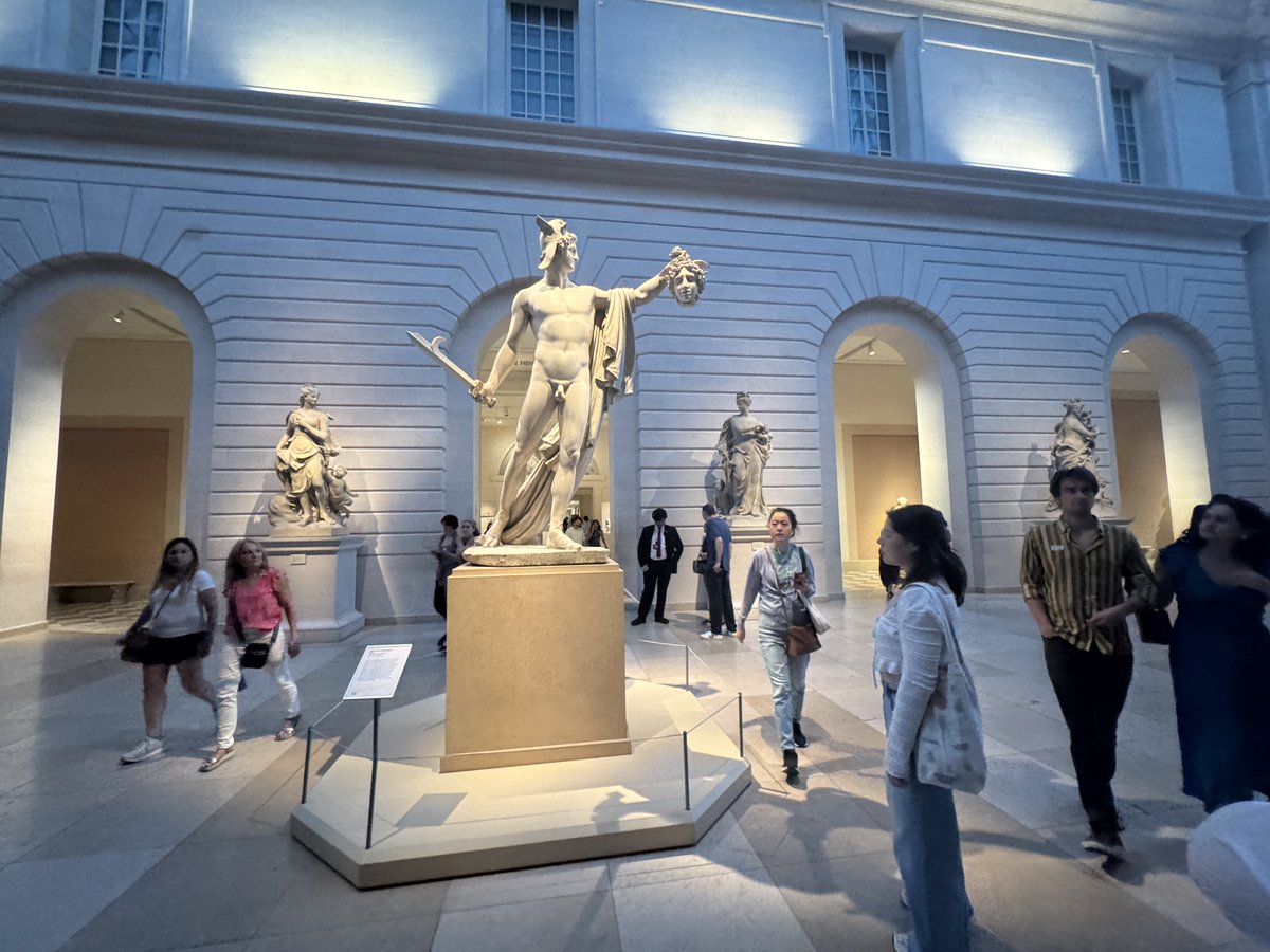 david_perell's tweet image. Went to The Met Museum on Friday night. Long line for tickets. Packed galleries. Artists sketching. Lots of young people, many of them dressed up.
Almost all the art galleries I visit are like this. Maybe people want an escape from the digital world; maybe people are starving…