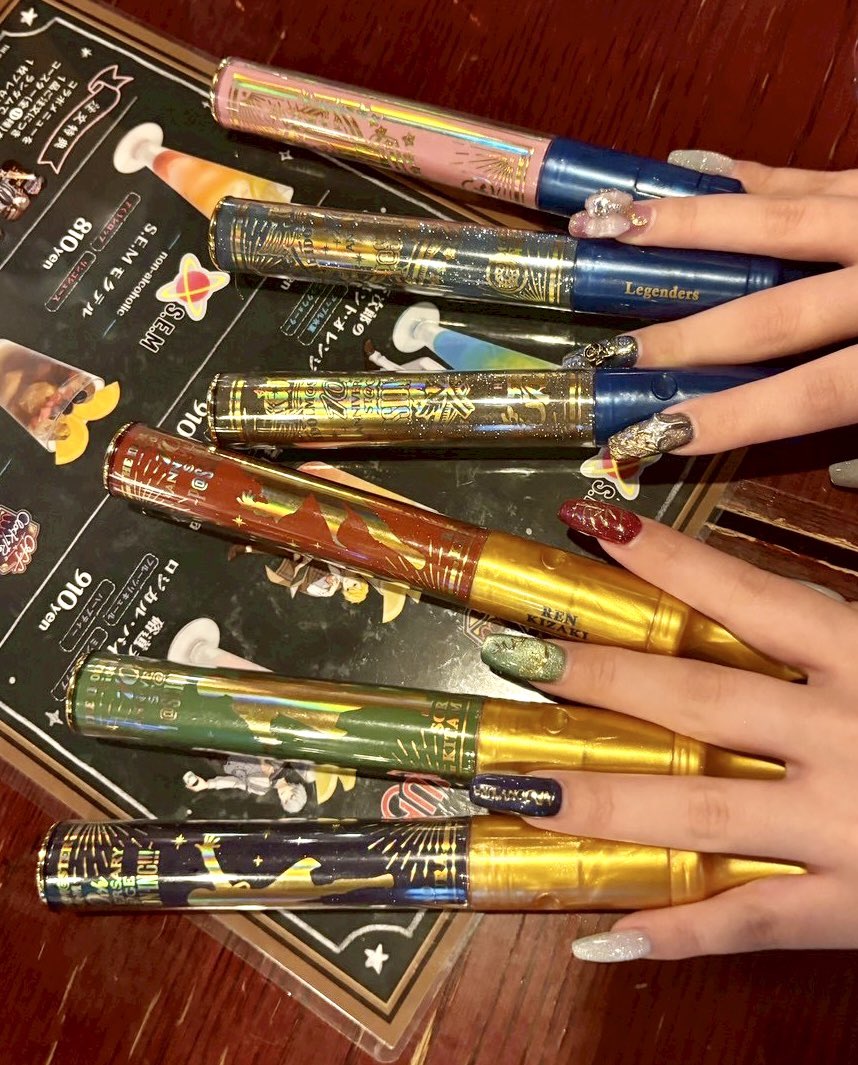 背景HUBすぎるんですけどペンラの色と爪の色が完璧なの💅
 #SideM10th