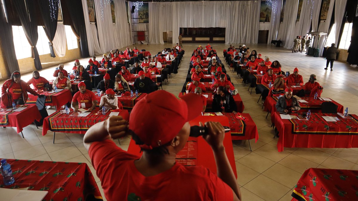 EFFGautengProv's tweet image. 🚨In Pictures🚨
CCT Deployees, Commissars Poppy Mailula and Sharon Letlape ensuring the smooth running of the Tshwane SubRegion 3 SRPA.
#EFFSRPA