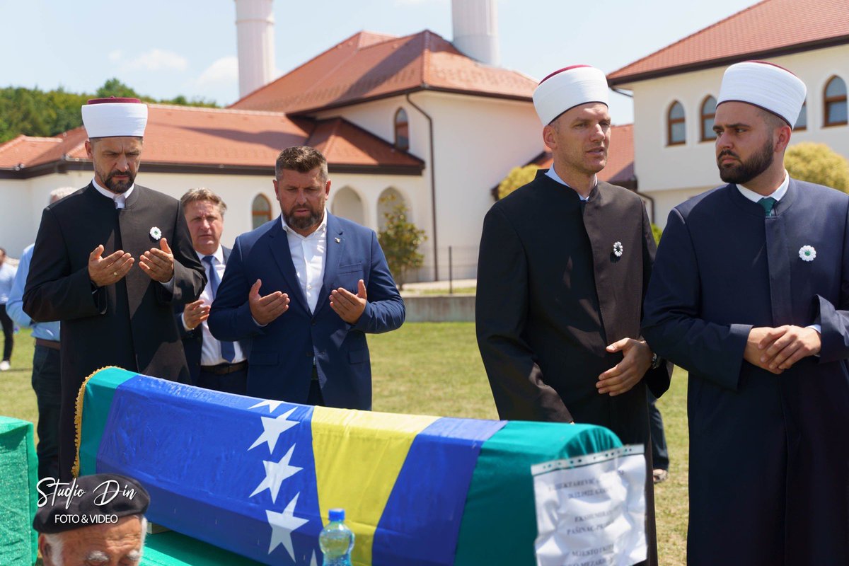 Camil_Durakovic's tweet image. Danas sam stajao pred sedam tabuta – sedam nedužnih Bošnjaka iz Prijedora i doline Sane, čiji su posmrtni ostaci, ekshumirani između 1998. i 2024. godine, konačno donijeti u Kamičane. Kao potpredsjednik entiteta Republika Srpska, u tišini Memorijalnog centra Kamičani, podržao sam…