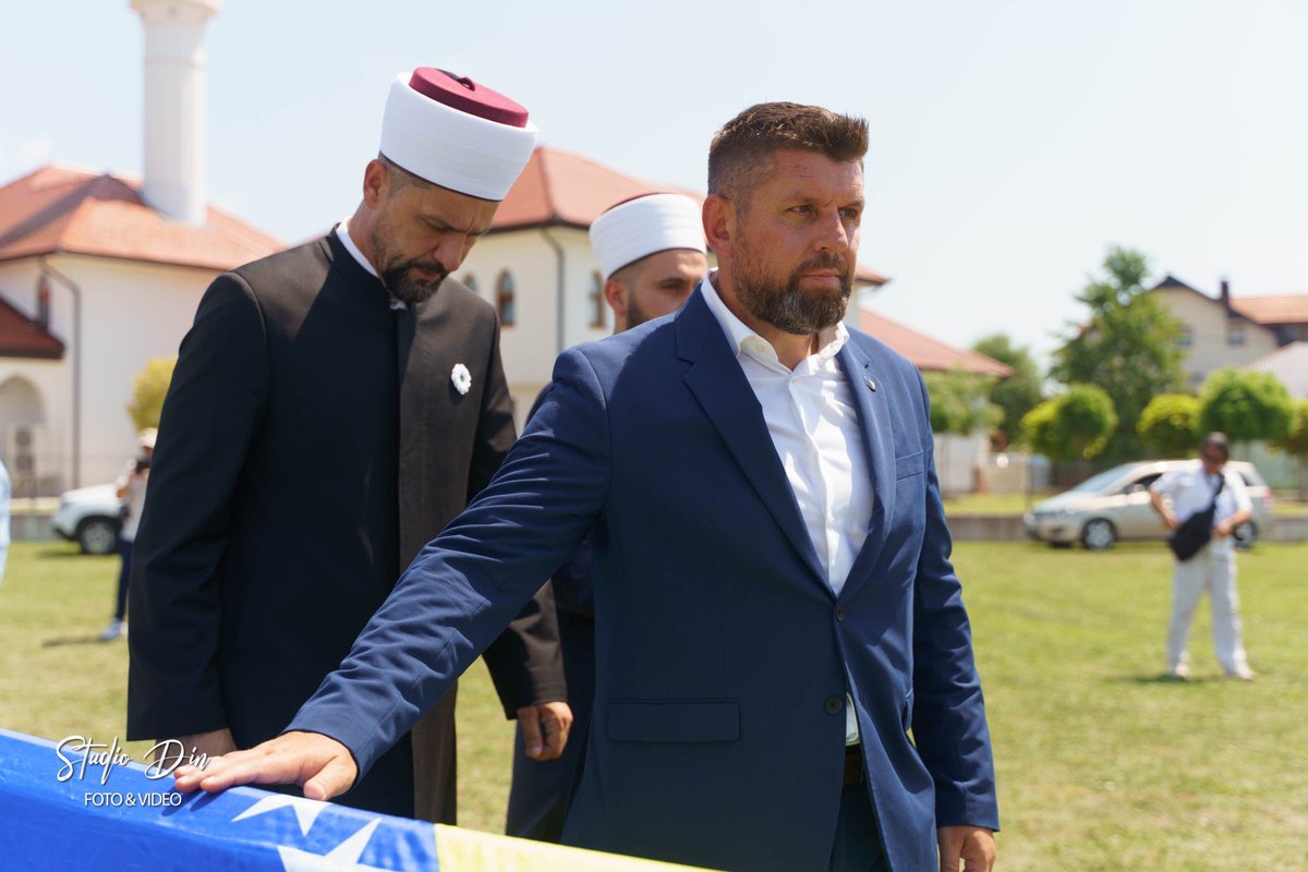 Camil_Durakovic's tweet image. Danas sam stajao pred sedam tabuta – sedam nedužnih Bošnjaka iz Prijedora i doline Sane, čiji su posmrtni ostaci, ekshumirani između 1998. i 2024. godine, konačno donijeti u Kamičane. Kao potpredsjednik entiteta Republika Srpska, u tišini Memorijalnog centra Kamičani, podržao sam…