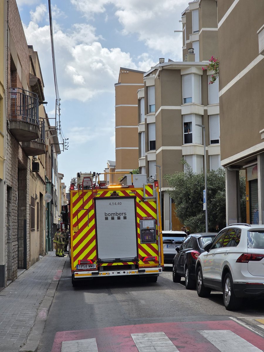 Un incendi a una cuina provoca un ensurt a un pis del carrer Escolapia cantonada amb el Carrer Estrella, una ràpida intevencio dels bombers amb 3 dispositius enviats a fet que no anés a més. <a href="/RadioSabadell/">RàdioSabadell</a> <a href="/DiariDeSabadell/">Diari de Sabadell</a>