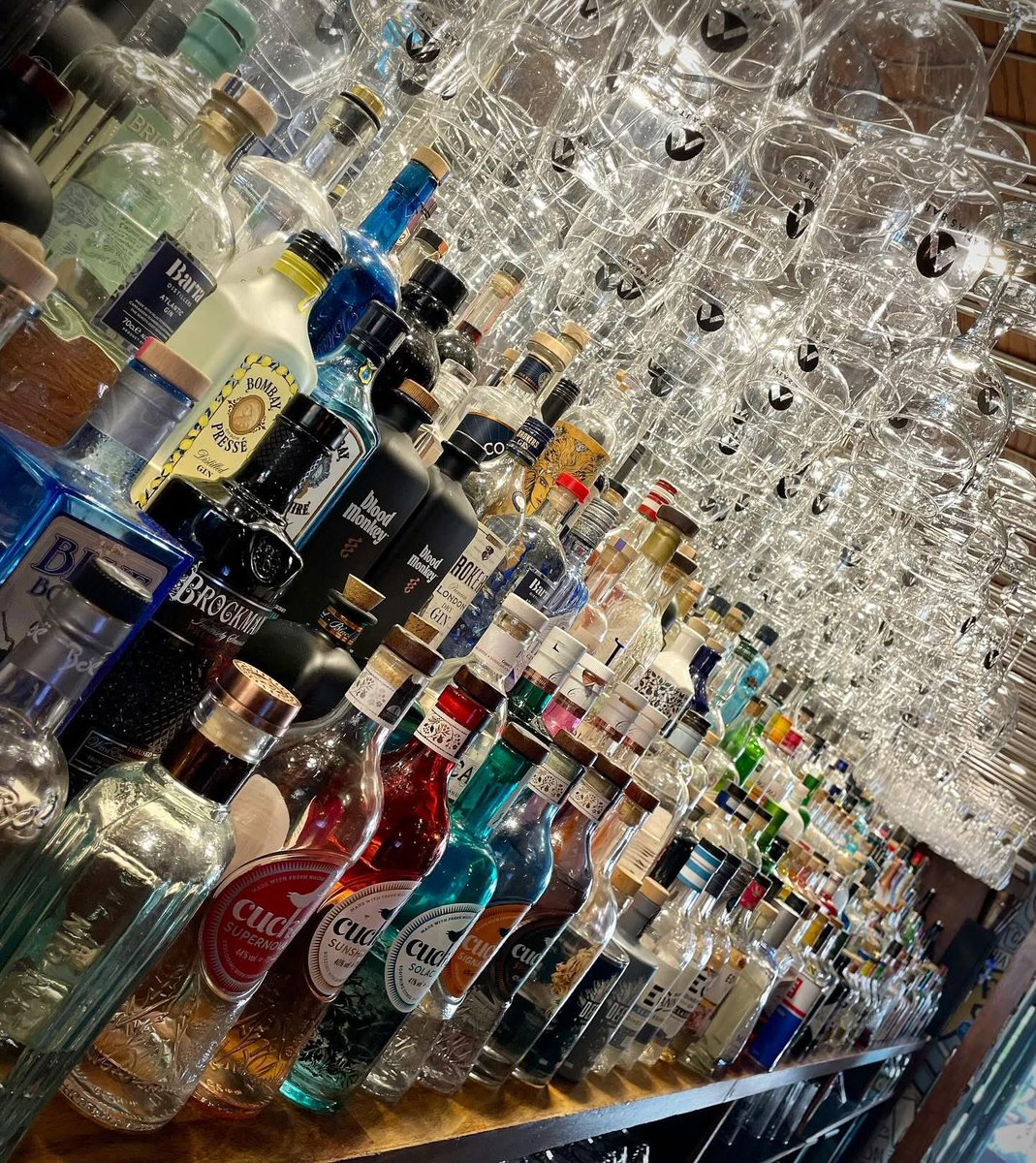 TheGinBible's tweet image. Happy Sunday #Manchester 🍸
With over 570 different gins to choose from, come pop by and have a #gin-tastic time with us. We can find the perfect G&T combination or #cocktail for you @TheAtlasBar 🍸🎉