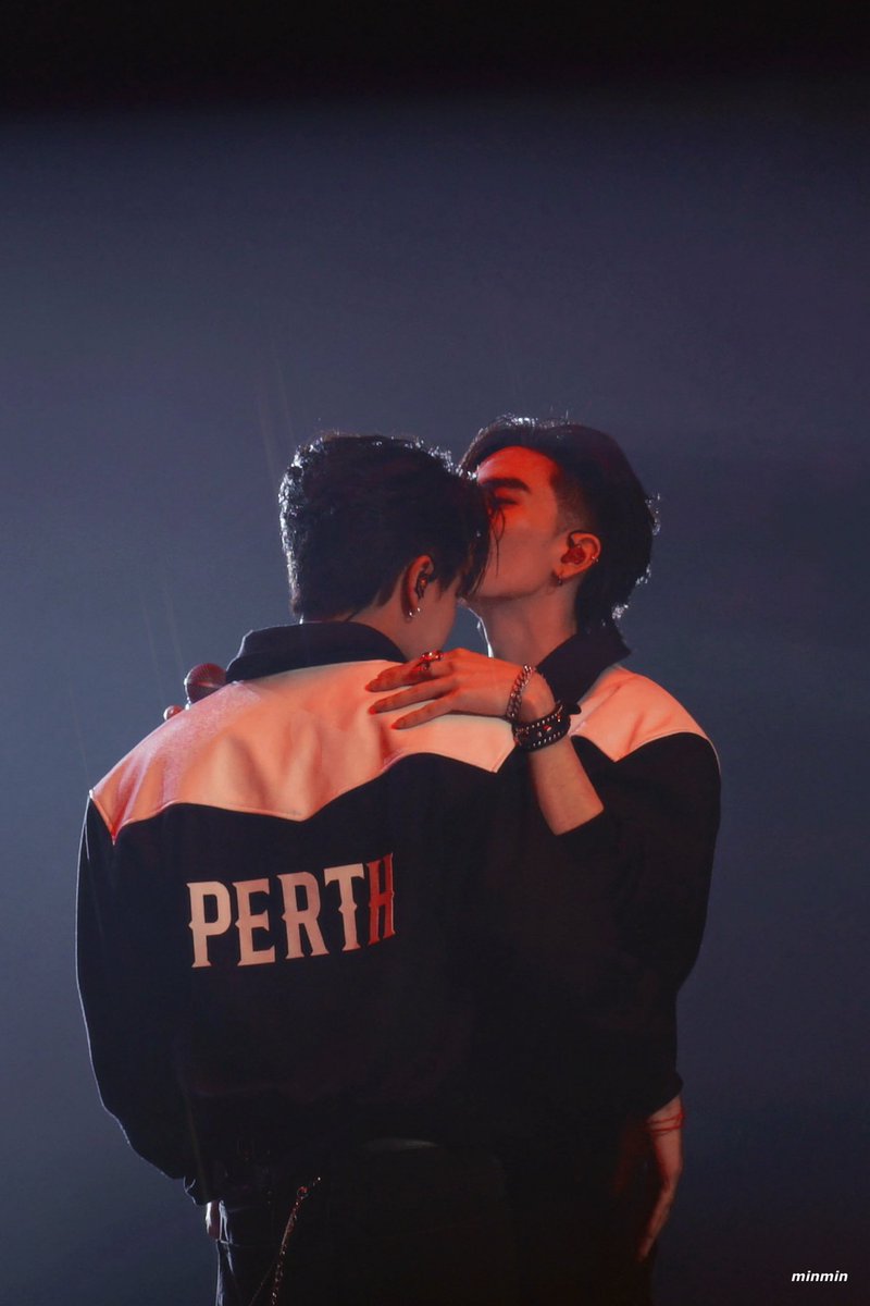 LiinoiiR's tweet photo. รูปนี้โคตรจะเขินความมือต้าที่วางบนไหล่เพิร์ธเลยอะ 😳😳🤲🏻✨

PERTHSANTA TIMESTOPPER

#PerthSantaFanconD2 https://t.co/kCdx5qny2C