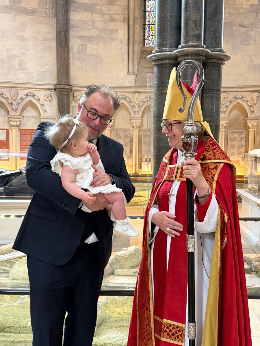 bishopSarahM's tweet image. Wonderful to baptise and confirm @TempleChurchLDN this morning.