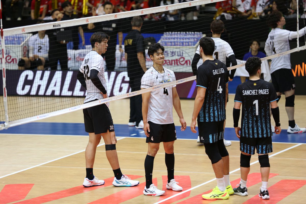 22___3_4's tweet photo. 20250717 VNL vs🇦🇷
ガジェーゴに俺はネット触ってないアピールをする宮浦くんとその後ろで引き下がらないキャプテンの図
#VNL2025
#vnl2025chiba 
#VNL2025男子 #VNL
#ネーションズリーグ2025男子 
#バレーボール男子日本代表 
#宮浦健人 https://t.co/gOOF7vNycZ
