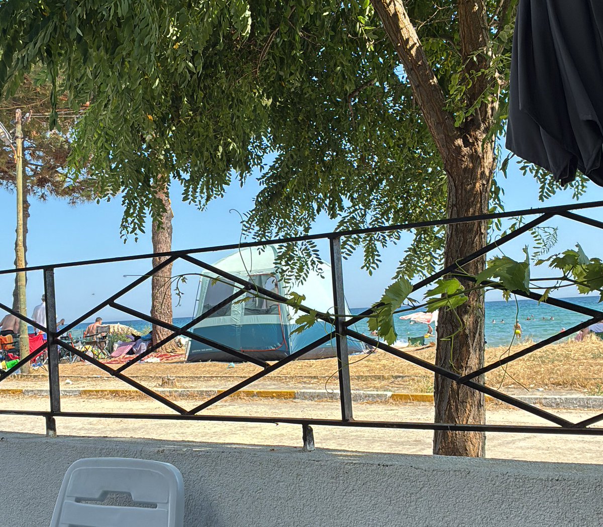 Sahile, kamp alanı olmayan yere, evlerin önüne çadır kurmak yasak mı değil mi? <a href="/SilivriBel/">Silivri Belediyesi</a> <a href="/IBBcozummerkezi/">İBB Çözüm Merkezi</a>