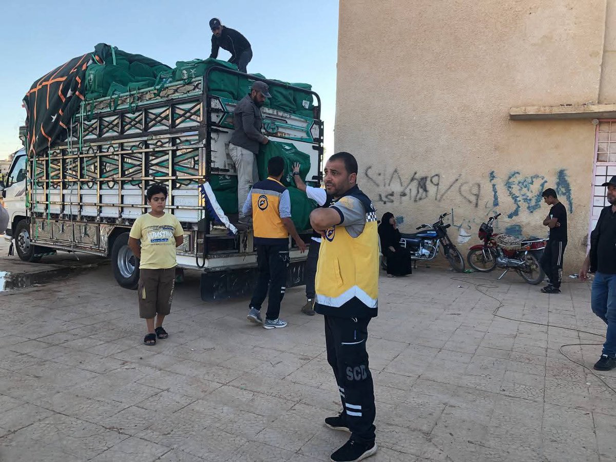 MonirMustafa3's tweet image. في ظل تصاعد الإحتياجات الإنسانية في مدينة السويداء وريفها تستمر فرقنا بتجهز مراكز ايواء في محافظة درعا لاستقبال العائلات القادمة من السويداء حيث تمكنا من تجهيز 25 مركزاً للإيواء لنضمن للمدنيين القادمين مأوى آمناً وخدمات أساسية تخفف عنهم وطأة هذه الظروف القاسية.
نحن مستمرون في…