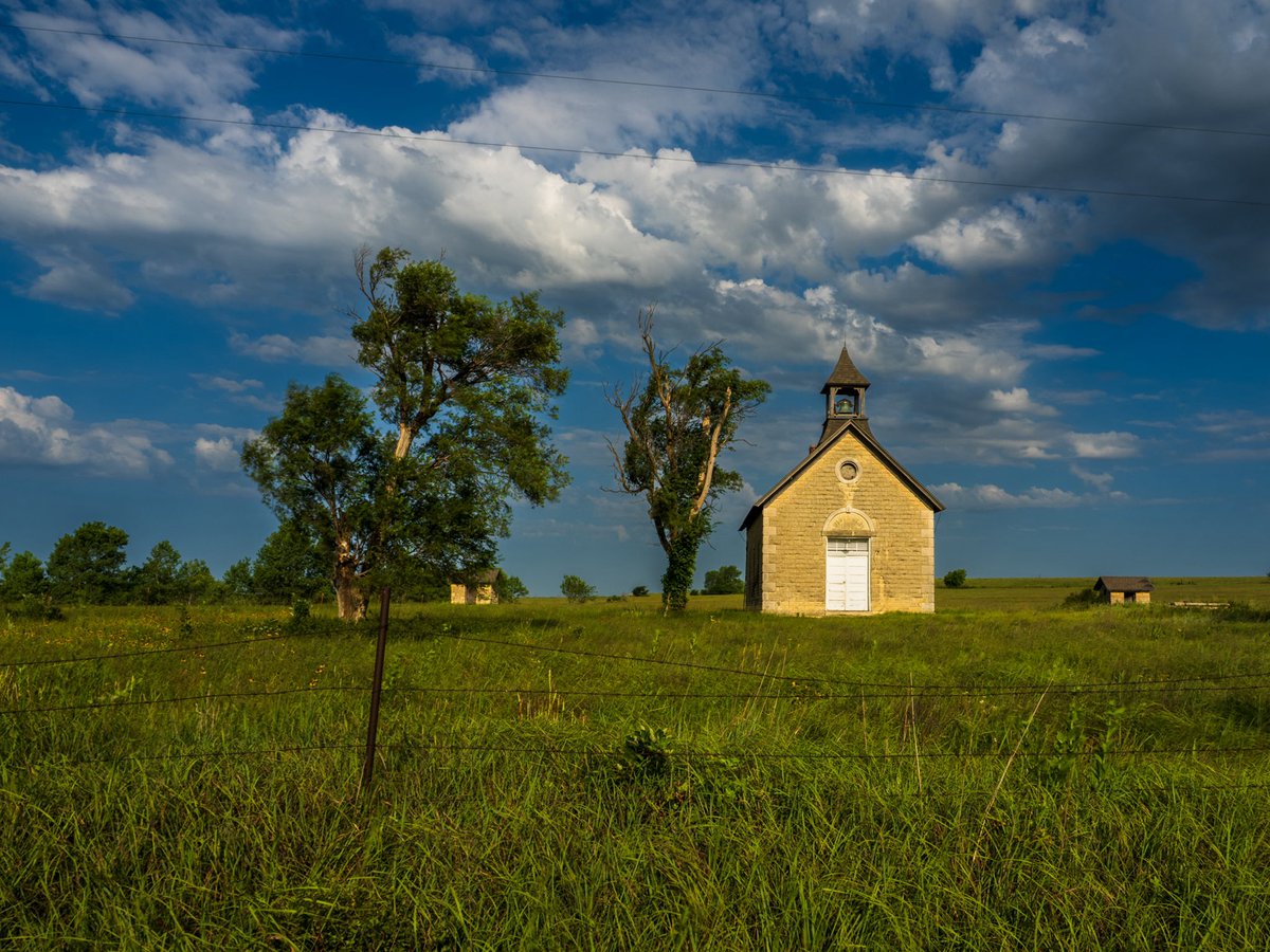 DayTrippinMike's tweet image. Bichet School,  a one room schoolhouse outside of Florence Kansas.  

#bichet #schoolhouse #kansas #clouds