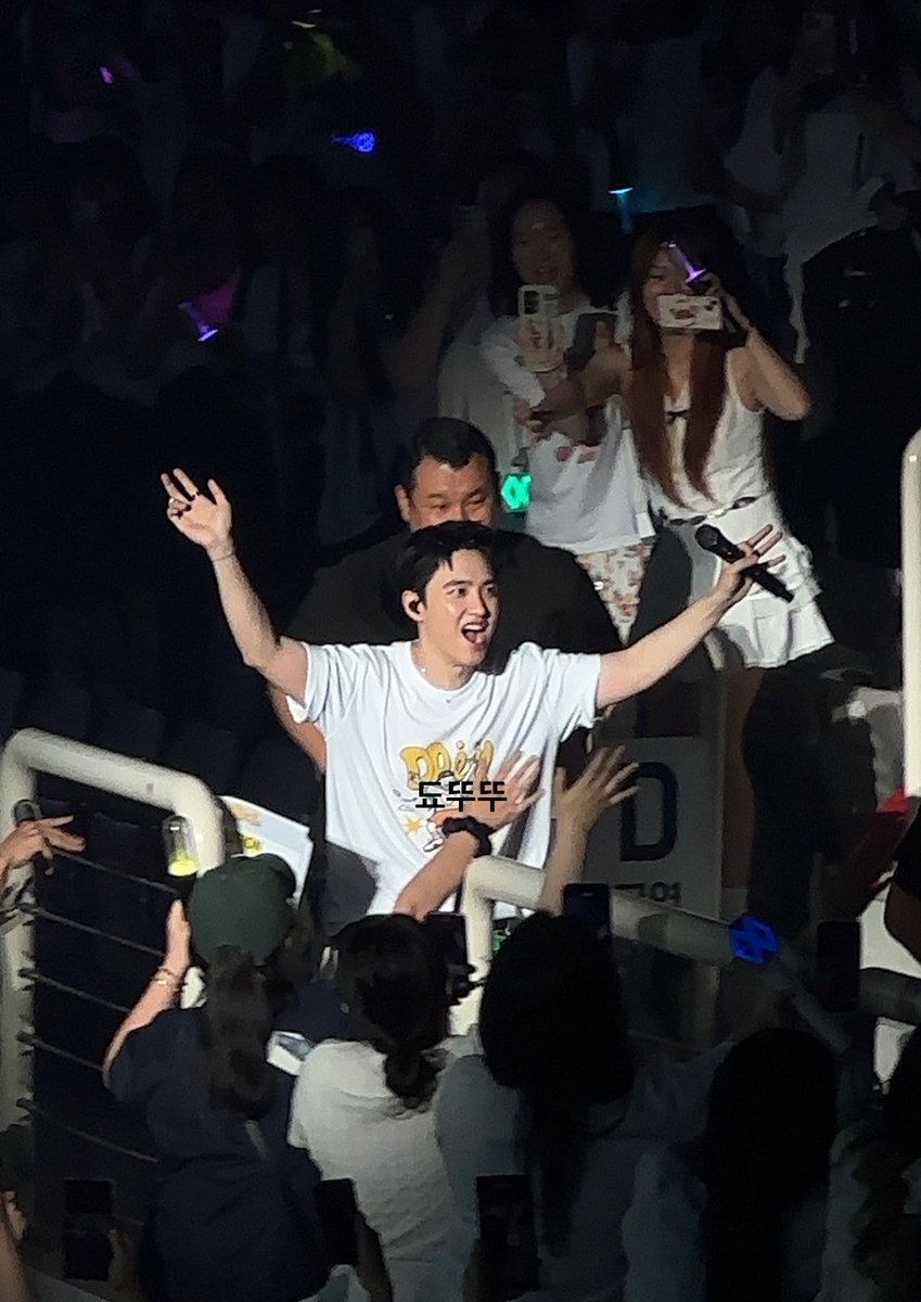 SooSimply_'s tweet photo. you can tell he loves the crowd https://t.co/BB7xadtKGx