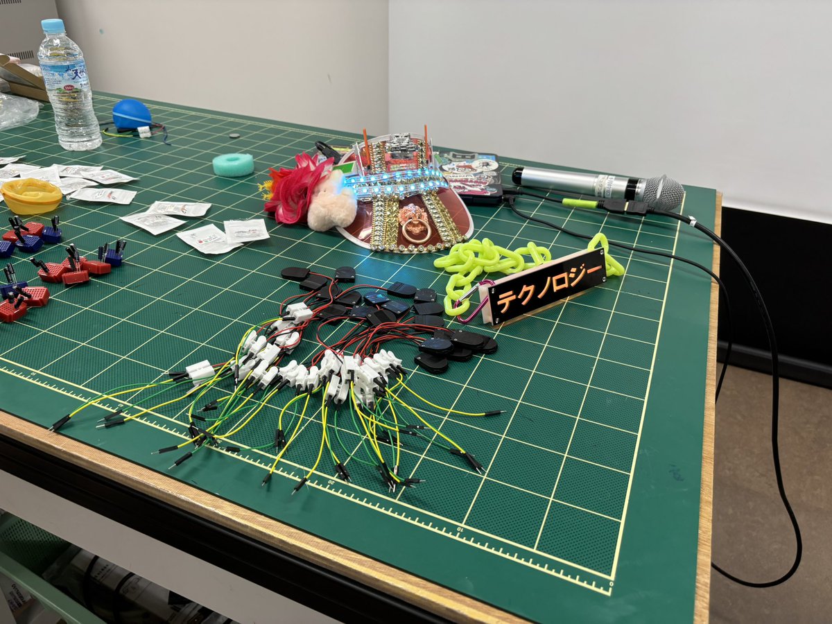Coderdojo_shira's tweet image. 初めてギャル電さんに会って、子どもたちの心を掴むには、まずは光ること言われ、その説得力が尋常じゃないので、本気で光り方を考え始めている😂 #coderdojo