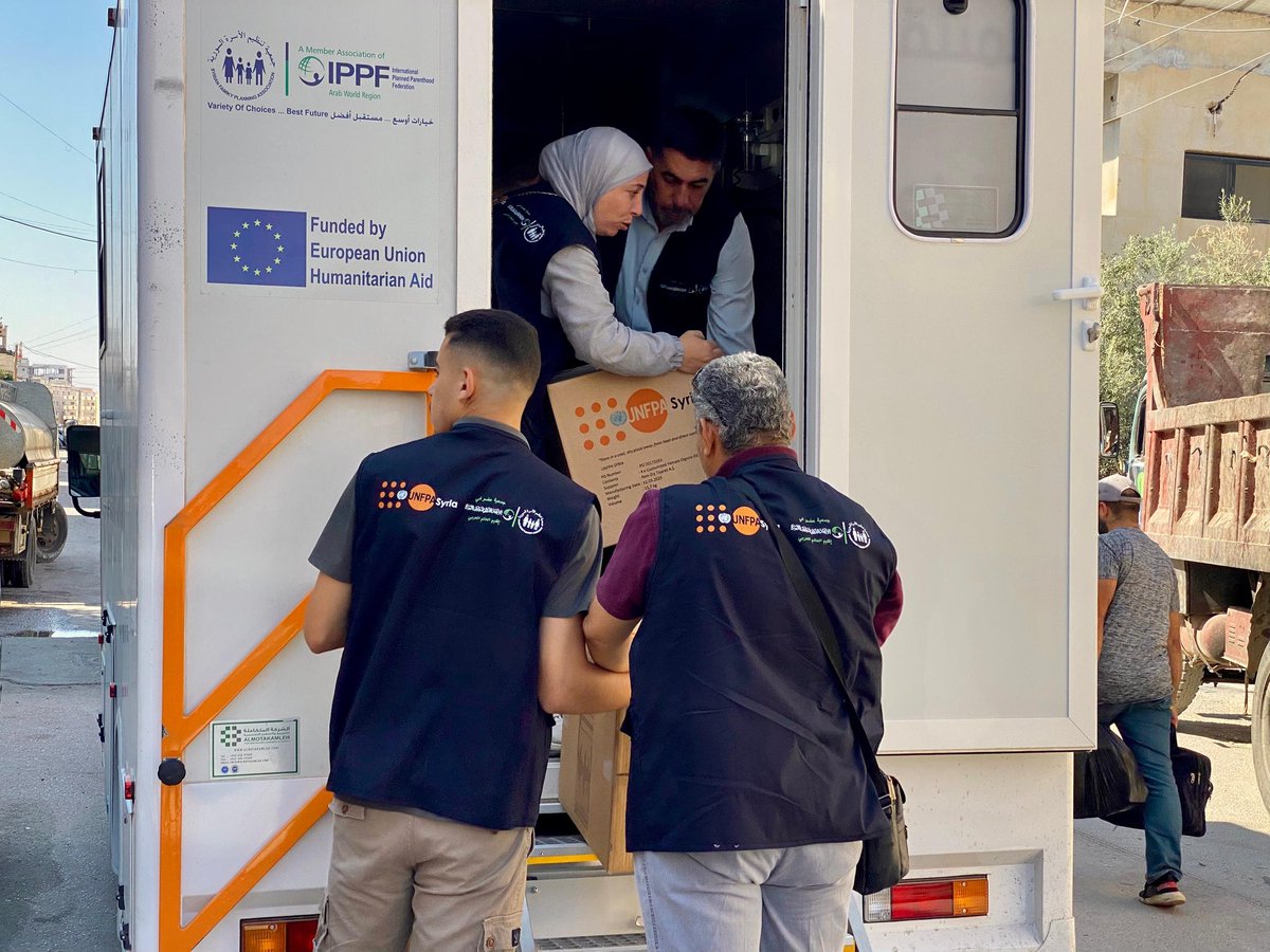 SyriaUnfpa's tweet image. In #Maaraba, #Daraa, #UNFPA & SFPA are supporting families displaced from #Sweida:
🩺 Medical checkups for women
🧼 Hygiene kits
🛡️ Reproductive health & protection services
Wherever the need is greatest, we deliver. #Syria #HumanitarianResponse #LeaveNoOneBehind
