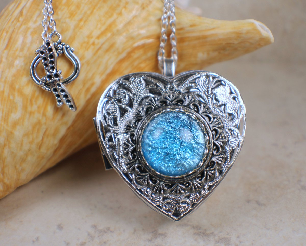 charsfavorite's tweet image. Discover the enchantment of our Aqua Blue Glass Opal Silver Music Box Locket for only $100. A timeless treasure that sings to your heart. #MusicBox #GiftOfMusic
Shop Now charsfavoritethings.com/products/11aqu…