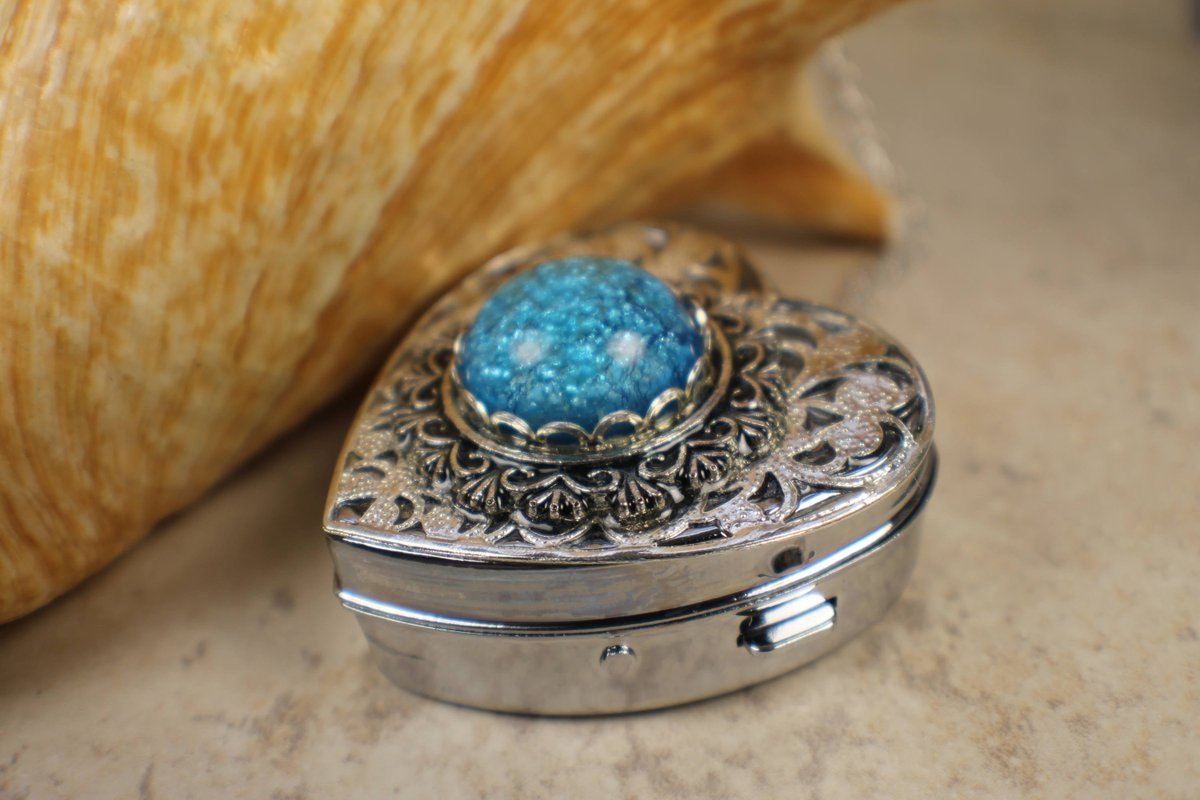 charsfavorite's tweet image. Discover the enchantment of our Aqua Blue Glass Opal Silver Music Box Locket for only $100. A timeless treasure that sings to your heart. #MusicBox #GiftOfMusic
Shop Now charsfavoritethings.com/products/11aqu…
