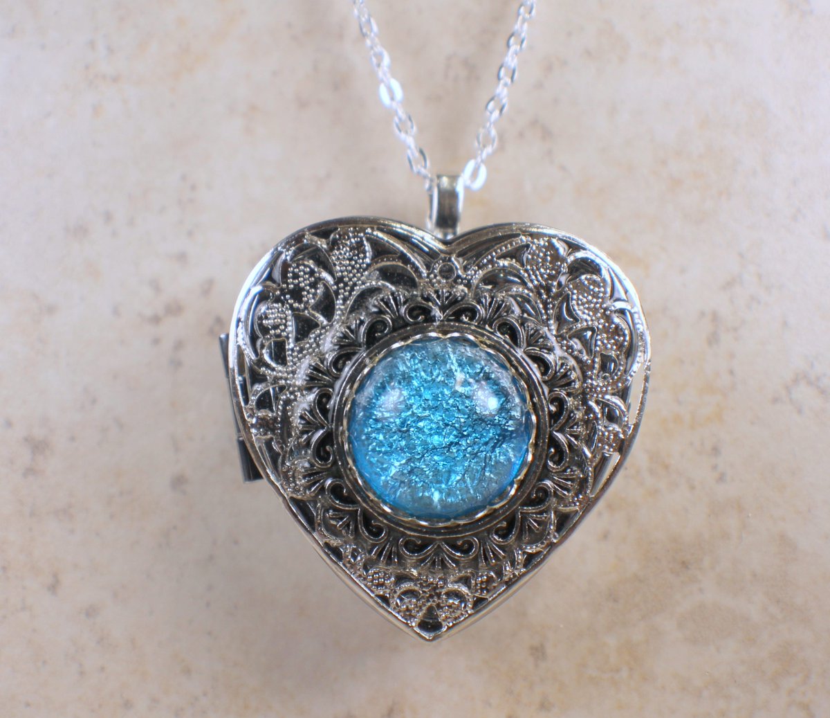 charsfavorite's tweet image. Discover the enchantment of our Aqua Blue Glass Opal Silver Music Box Locket for only $100. A timeless treasure that sings to your heart. #MusicBox #GiftOfMusic
Shop Now charsfavoritethings.com/products/11aqu…