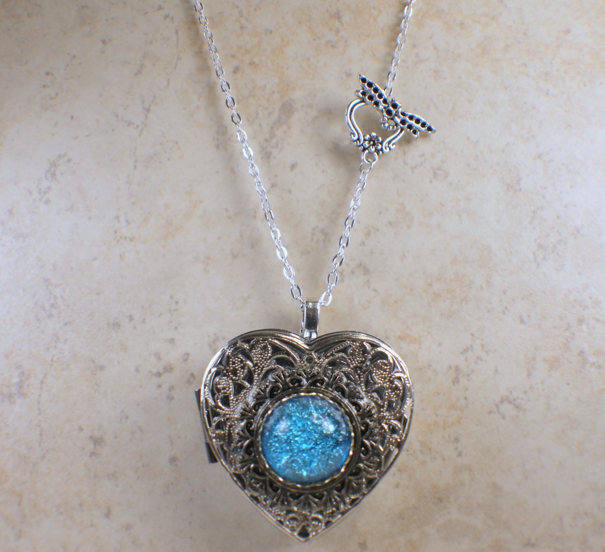 charsfavorite's tweet image. Discover the enchantment of our Aqua Blue Glass Opal Silver Music Box Locket for only $100. A timeless treasure that sings to your heart. #MusicBox #GiftOfMusic
Shop Now charsfavoritethings.com/products/11aqu…