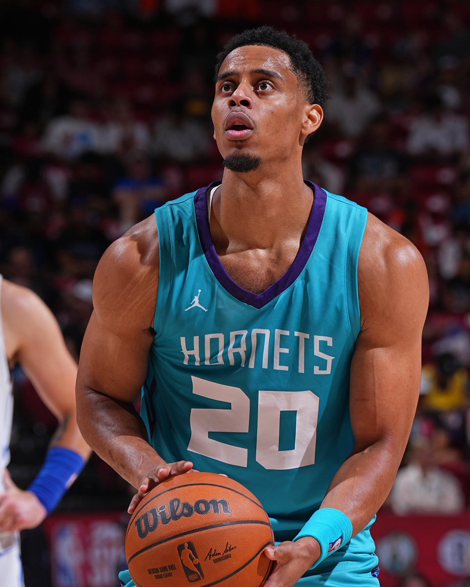 uncwmenshoops's tweet image. Catch Jaylen Sims in action tonight for the summer league chip 🏆
The Hornets will face the Sacramento Kings for the 2025 NBA Summer League championship beginning at 10 PM ET on ESPN 📺
📸 Charlotte Hornets
#ProHawks