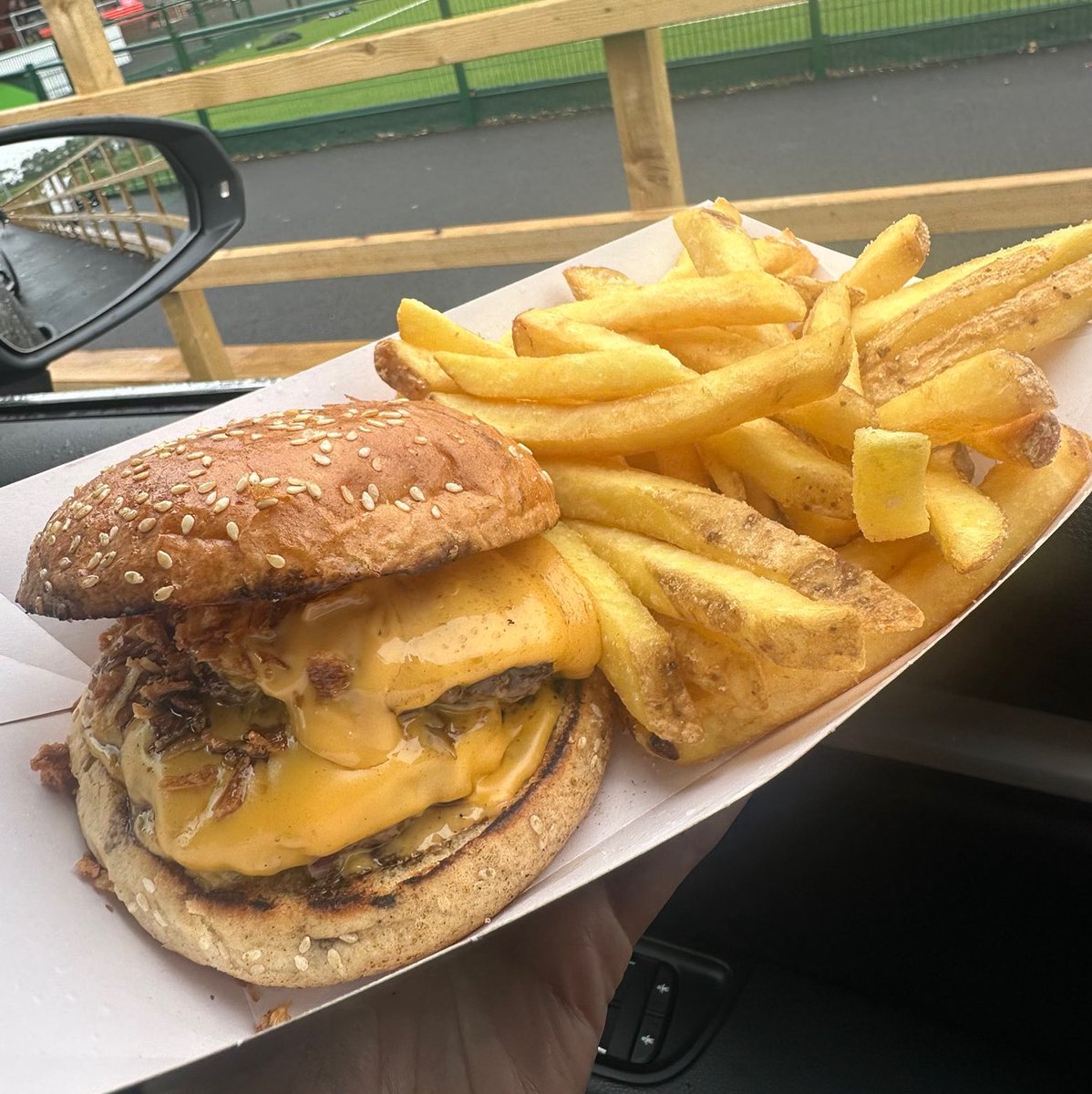SportScran's tweet image. Double smash burger with fries and a can of your choice at Chadderton FC @chaddertonfc
💷 £10 ⚽️