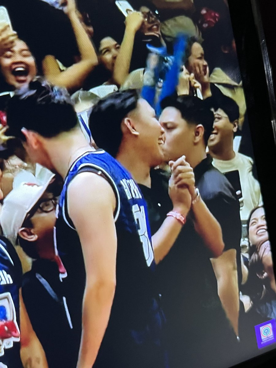 DONYBESTMAN's tweet photo. ANG CUTE NUNG BODYGUARD N DONNY KINILIG DIN SA “HI NATO” HAHAHAHAHAHHA PLS

DONNY TAKES OVER 

#CourtSideWithDonBelle 
#BELLEyondTheGame https://t.co/Bz1Nq3ji66