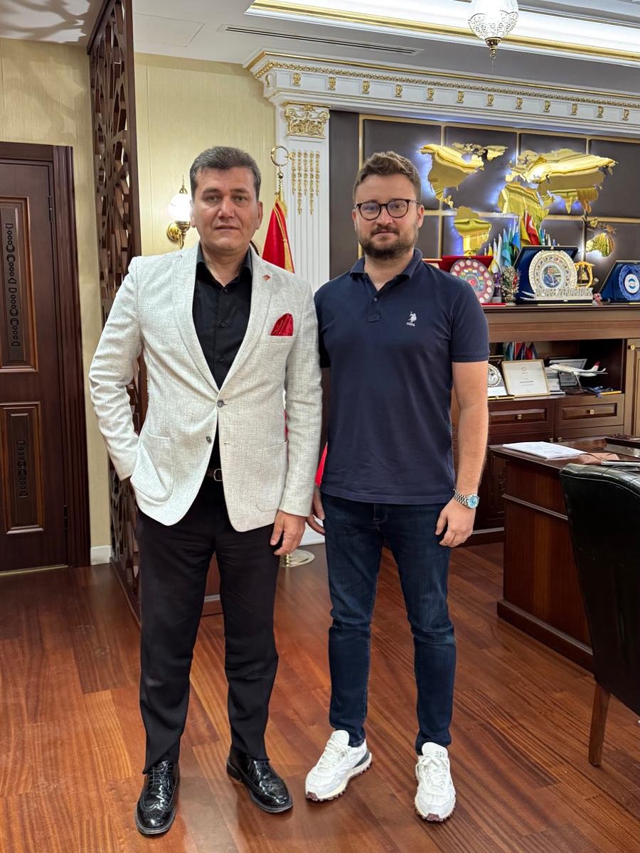 Eski stajyerlerimden değerli kardeşim Avukat Ali Doğruer, Arıtürk &amp; Partners Hukuk Ofisimize uğrayarak ziyarette bulundu. 

İzmir’de efendiliği ile adından söz ettiren saygıdeğer meslektaşımın bu güzel ziyaretinden oldukça memnun kaldık ve onur duyduk. 

Ziyareti için teşekkür