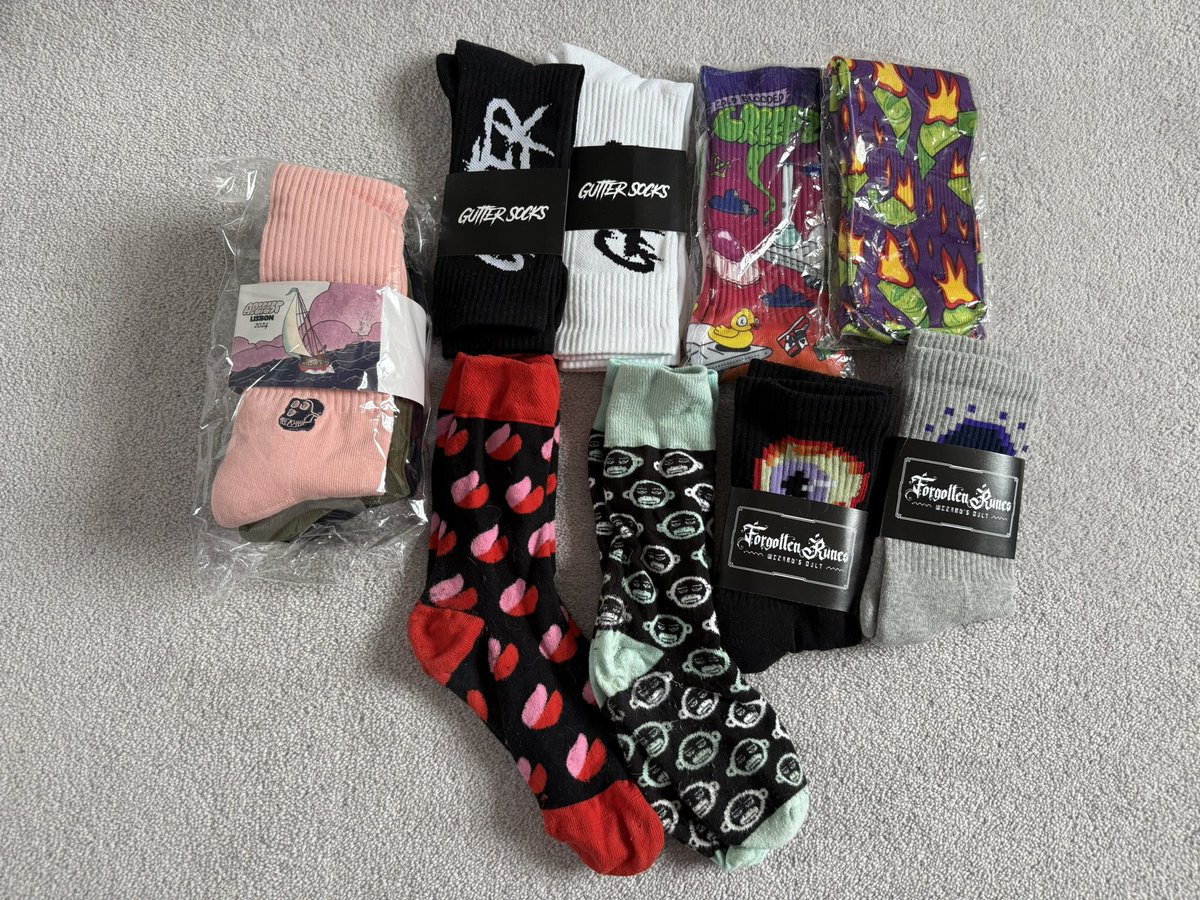 MoonFue1's tweet image. Anyone else able to chart their web3 journey through 🧦???
Any I’m missing?
Gutter, @ForgottenRunes, @rally_xyz, @creepz, @OnChainMonkey and of course @BoredApeYC. I never claimed my @RumbleKongs @stance socks sadly.
Takes up less space than tee shirts and is quite personal.…