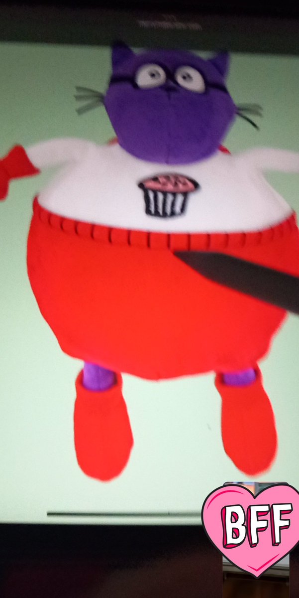 crunchy4pples's tweet image. I was on call with my friend yesterday and they watched as I rubbed jims fat bellay for 3 minutes straight