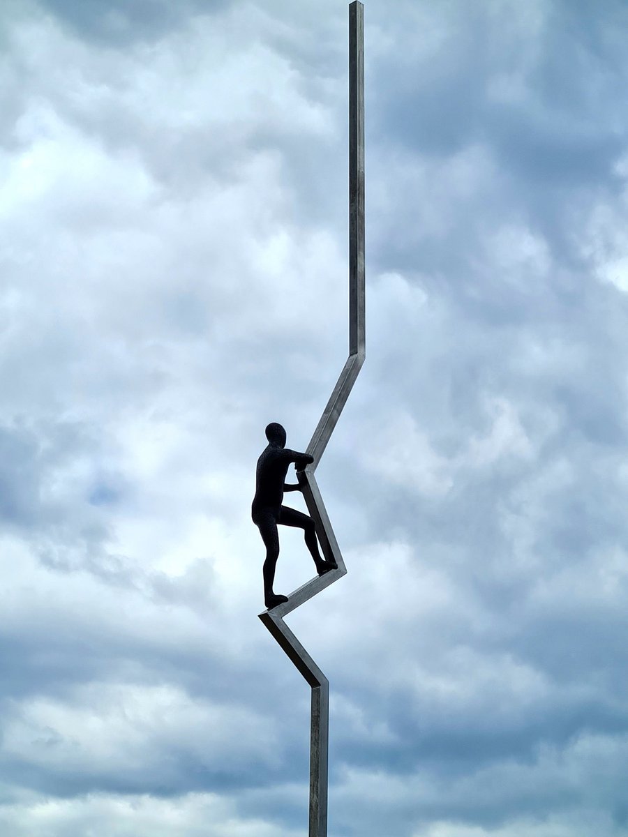 Drog till sig mycket uppmärksamhet. 

Skulpturen Forced a change, skapad av Maria Miesenberg. På ett litet utsiktsberg i Skärhamn, Bohuslän. Tillfälligt utlånad av Pilane Skulpturpark i Bohuslän.