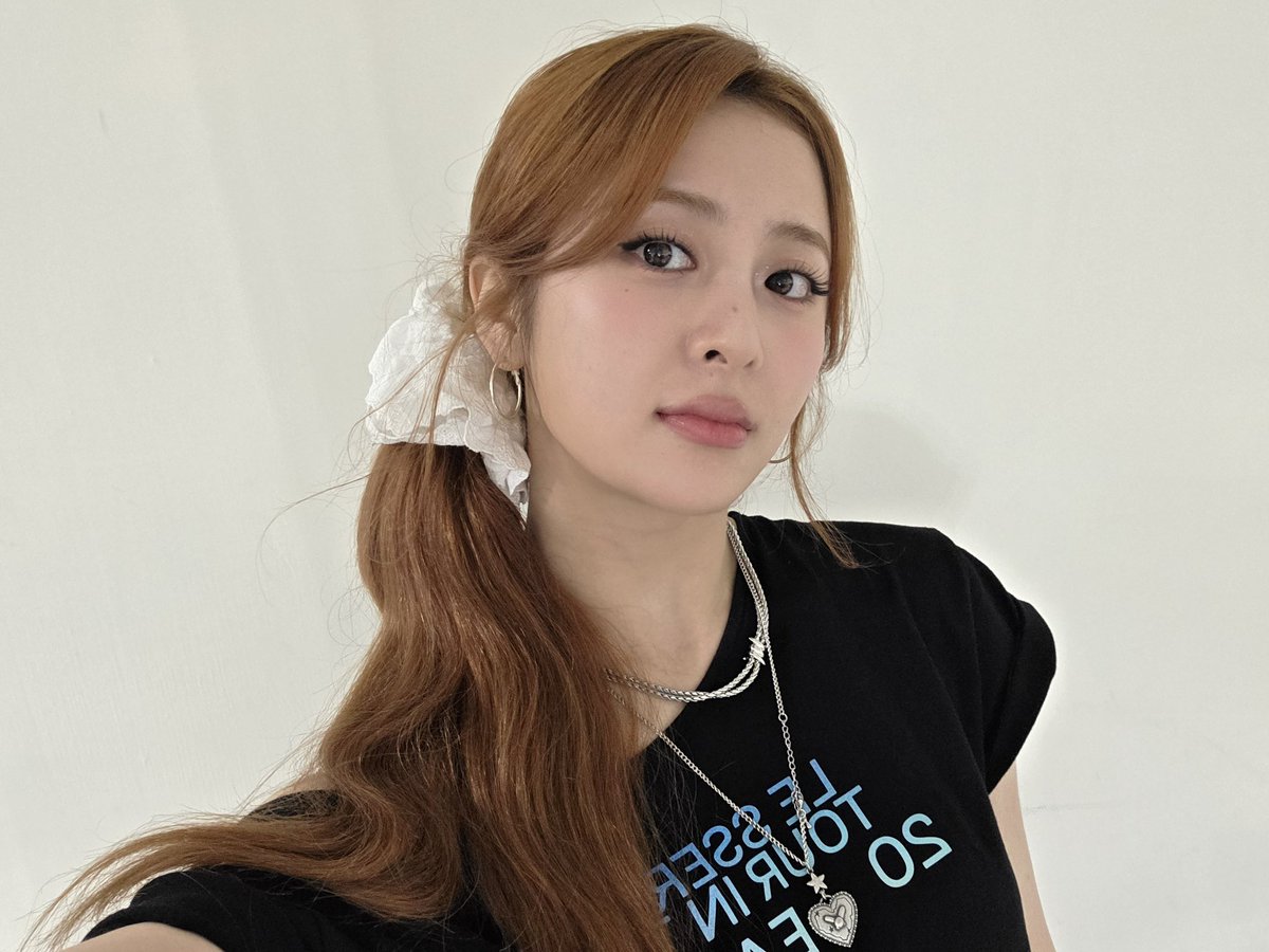 ARE WE ALL SEEING YUNJIN’S DIMPLE ILL CRY