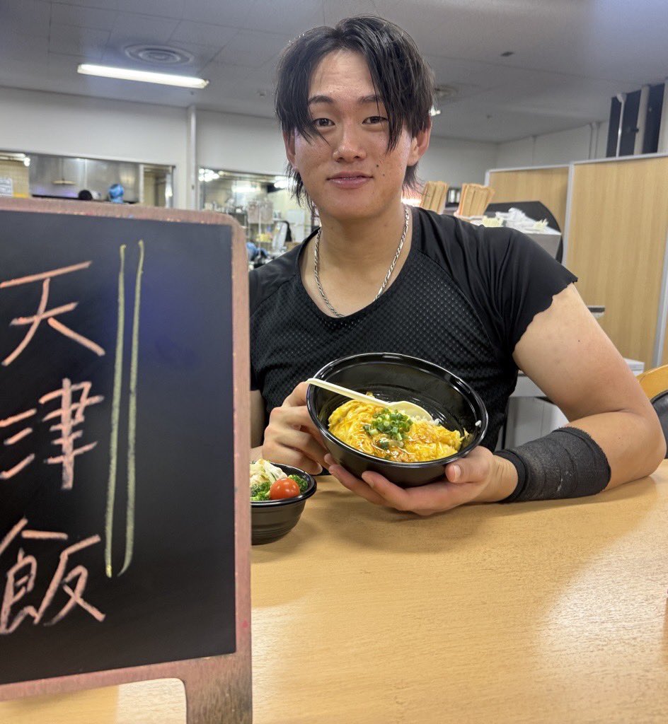 試合後の食事は天津飯！
「まいうー！」と #山本大斗 選手。
明日は前半戦最終戦。
「絶対、打つ！勝つ！」と意気込みを語りました。
#chibalotte #広報