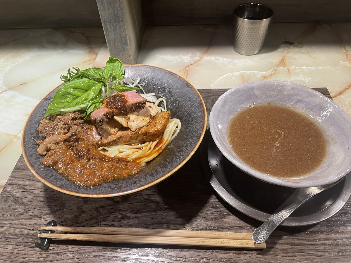 halsyougun's tweet photo. improv. 

▪︎和牛とtomato200%和えつけSOVA

▪ルーシィバジルジェノヴェーゼ1000

麺底のタレのバランス取れた美味さに加えデミグラソースの万能な美味さこの一皿にて完結、横の方は何をされる方なのか？と、見下しつつ、チョンつけ、飛ぶ美味さ！表面の油膜まで愛しくなる美味さ。 https://t.co/fwILhKq8mm