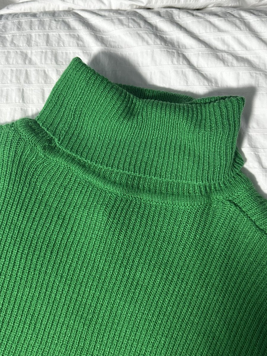 thx_jarid's tweet photo. เสื้อไหมพรม ครอป แขนยาว คอเต่า H&amp;M สีเขียว ซื้อมาช่วงคริสมาสใส่ครั้งเดียวใหม่มาก น่ารักมากค่ะ
ไม่มีตำหนิ อก 45 ยาวรวมคอ 50

80.-
#ส่งต่อเสื้อผ้า #เสื้อผ้ามือสอง #ส่งต่อเสื้อผ้ามือสอง #ส่งต่อเสื้อผ้ามือ2 #เสื้อผ้ามือ2 #เสื้อผ้ามือสองสภาพดี #โล๊ะตู้เสื้อผ้า #ส่งต่อ https://t.co/c3ypGeGG7V