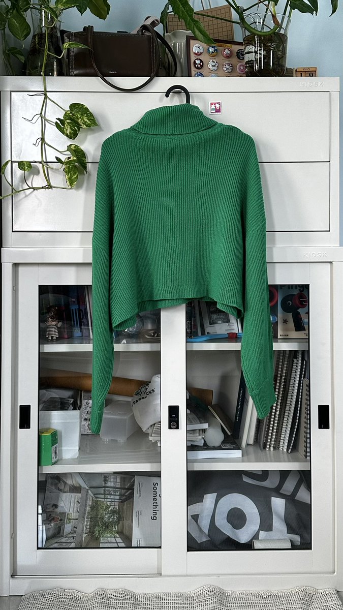 thx_jarid's tweet photo. เสื้อไหมพรม ครอป แขนยาว คอเต่า H&amp;M สีเขียว ซื้อมาช่วงคริสมาสใส่ครั้งเดียวใหม่มาก น่ารักมากค่ะ
ไม่มีตำหนิ อก 45 ยาวรวมคอ 50

80.-
#ส่งต่อเสื้อผ้า #เสื้อผ้ามือสอง #ส่งต่อเสื้อผ้ามือสอง #ส่งต่อเสื้อผ้ามือ2 #เสื้อผ้ามือ2 #เสื้อผ้ามือสองสภาพดี #โล๊ะตู้เสื้อผ้า #ส่งต่อ https://t.co/c3ypGeGG7V