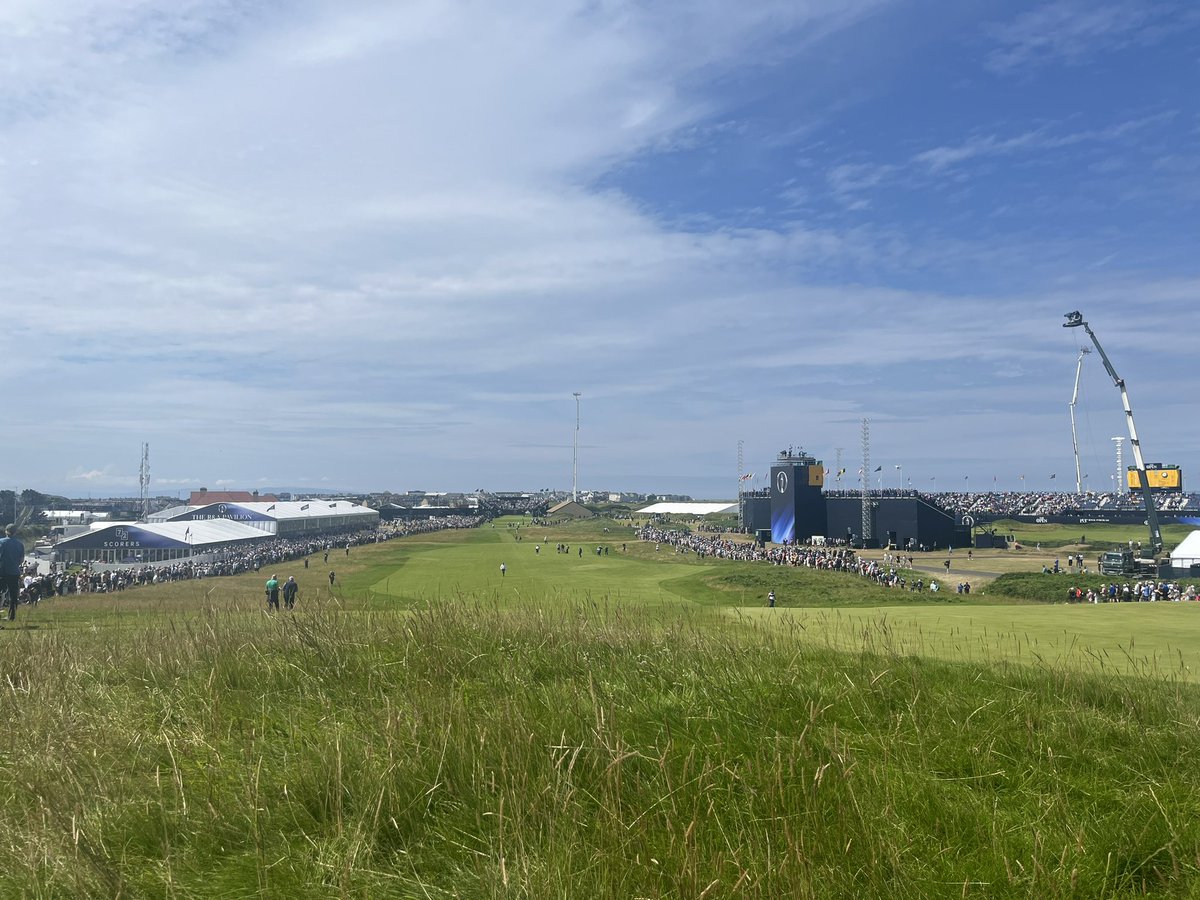 stu_fraser's tweet image. Great scenes here at Royal Portrush as Rory McIlroy makes his way up the first fairway in front of thousands of home fans. #TheOpen