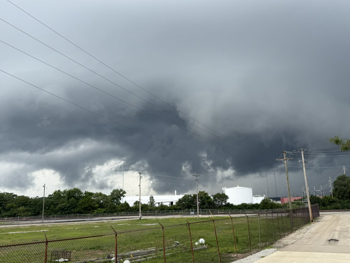 Puck_Wx's tweet image. Local 2% tor threat….. yeah it’s a chase day!
Had a blast with the mess of storms yesterday around Dayton. Drove thru the heart of Xenia, Ohio crossing the area where the F5 went thru. And the best part is that my weather witch was with me for her first chase!
Photos from…