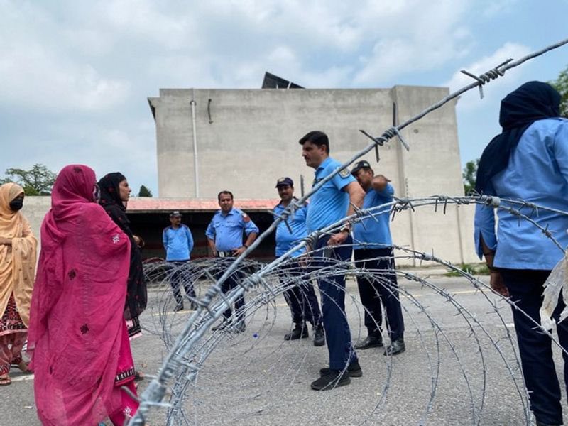 drtchand's tweet image. Baloch families have set up a protest camp in the capital of Pakistan, Islamabad, demanding the release of Dr. Mahrang Baloch (@MahrangBaloch_) and other BYC (@BalochYakjehtiC) leaders, along with the recovery of forcibly disappeared Baloch people. Yet, Pakistani security…