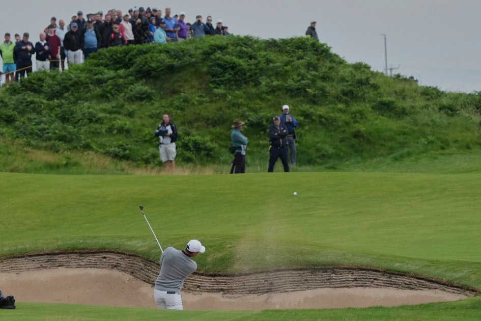 techie_geek_'s tweet image. British Open ditches its longstanding tradition of dedicated bunker rakers, surprising players and caddies who now face the extra task of sand maintenance themselves.   apnews.com/article/bunker…