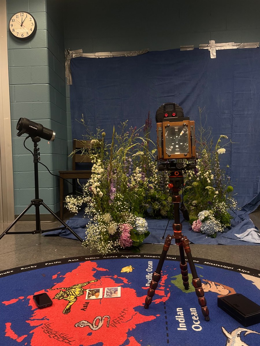 lMANlJO's tweet image. IJO Design Studio had the honor of collaborating with the talented Dashaunae Marisa for her work with Campaign Zero
I created these meadows to allow the kids at the Cuyahoga County Juvenile Detention Center to see themselves in a softer light. This was soul touching work 馃