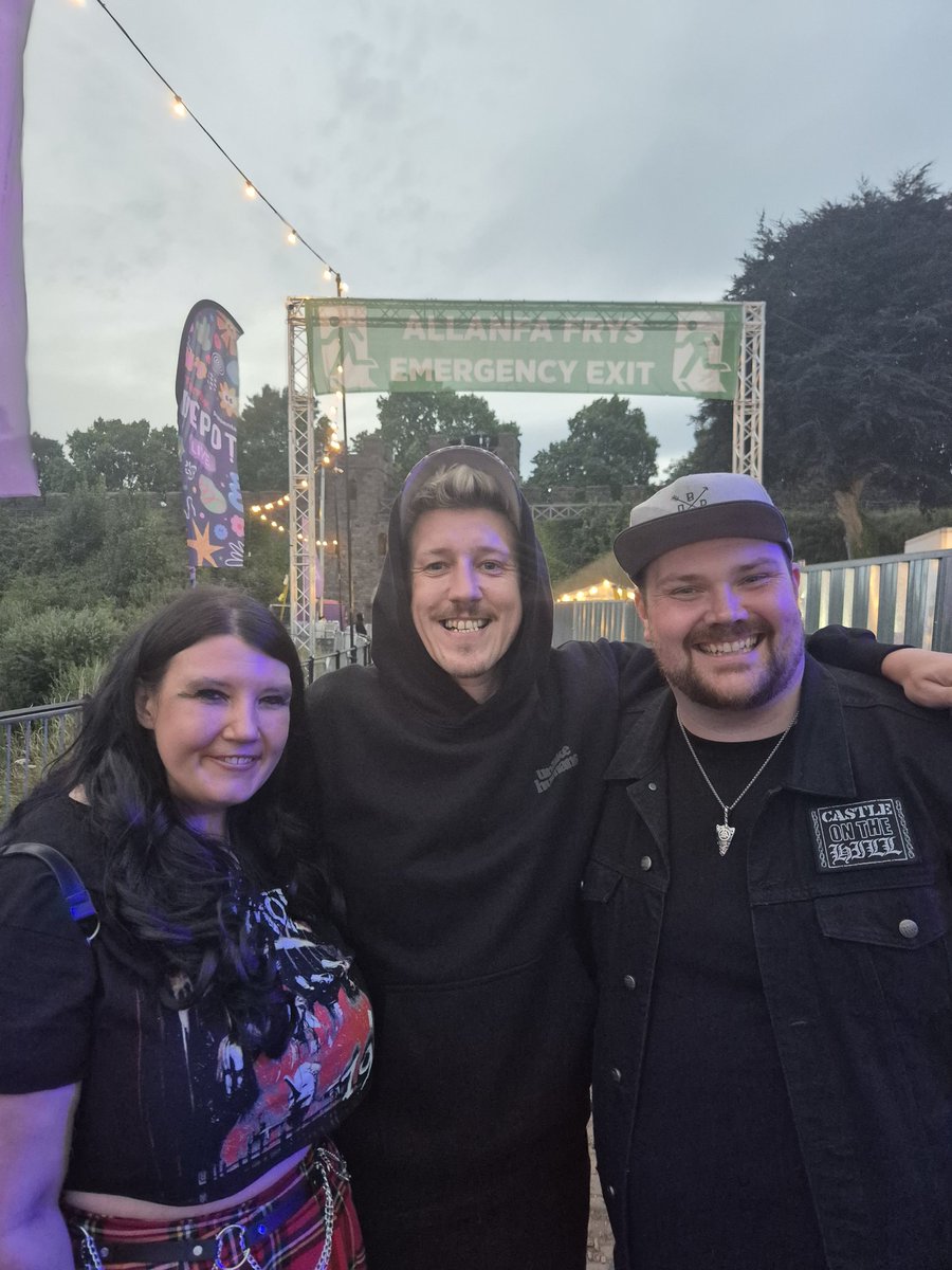 Well, Rock The Castle was a blast yesterday only got home an hour ago! 

Bloody loved it, such a good time there! Right before then tho we was able to grab a quick pic with Sean Smith from the Blackout 🤘🤘