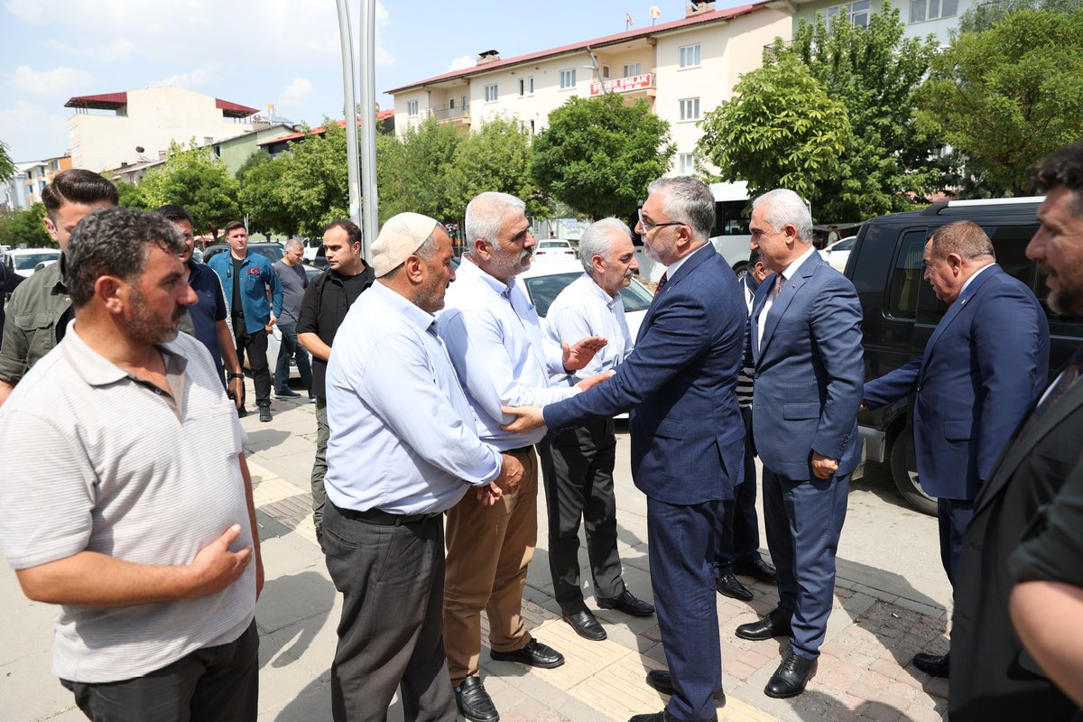 TCMusValiligi's tweet photo. Valimiz Sayın @Valiavnicakir, Çalışma ve Sosyal Güvenlik Bakanımız Prof. Dr. Sayın Vedat Işıkhan, Muş Milletvekili Sayın Mehmet Emin Şimşek ve AK Parti Muş İl Başkanı Av. Melik Emre ile birlikte, 

İlimiz Ilıca Köyü İncesu Mezrası sakinlerinden, 76 yaşında vefat eden hemşehrimiz Hacı Feyat Yasun için Çağlayan Camiinde düzenlenen taziyeye katıldı. 

Sayın Bakanımız, merhuma Allah’tan rahmet, Yasun ailesi ve yakınlarına başsağlığı ve sabırlar diledi.#Muş
@csgbakanligi @isikhanvedat

📍Muş