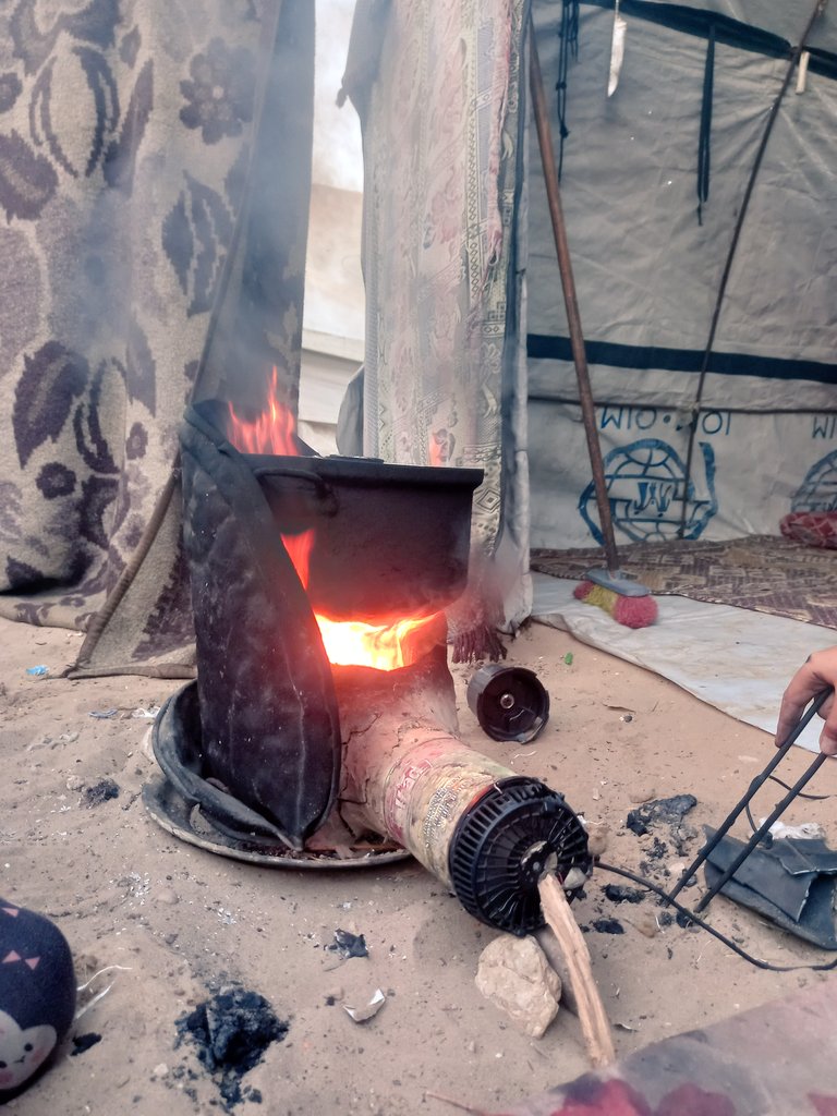 AhmadA2555's tweet image. From the heart of the tent...
Under an unforgiving sun, we live every day as if it were a new battle. The tent is torn... The air is scorching... Hunger has eaten away at our bodies until they have become emaciated, barely able to stand. But we are still here, clinging to life,โฆ