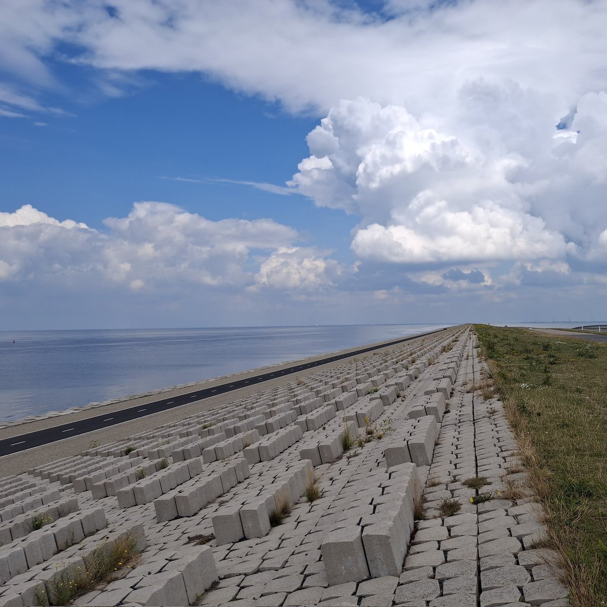 NXT4EU's tweet image. 📍Afsluitdijk, the Netherlands
One of Europe's biggest megaprojects ever, the afsluitdijk is 32km long and protects the Netherlands against floodings from the sea.
It's an ode to Dutch & European engineering, and something that should happen much more again 🇪🇺