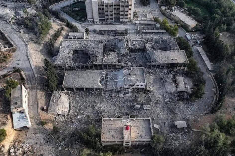 Las ruinas del edificio del Estado mayor de SIRIA después de los bombardeos de ISRAEL.