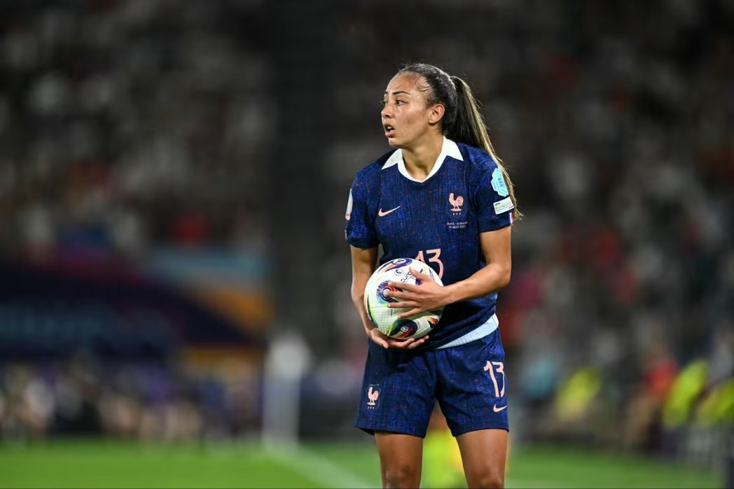 👀🇫🇷 Selma Bacha sobre la eliminación de Francia en la #WEURO2025

"Alemania no nos dio ningún problema. Sí, defendieron y fueron agresivas, pero les dominamos de principio a fin. Ellas pasaron y siento decirlo, pero no se lo merecen.

Ahora seré una mala perdedora, pero bueno,
