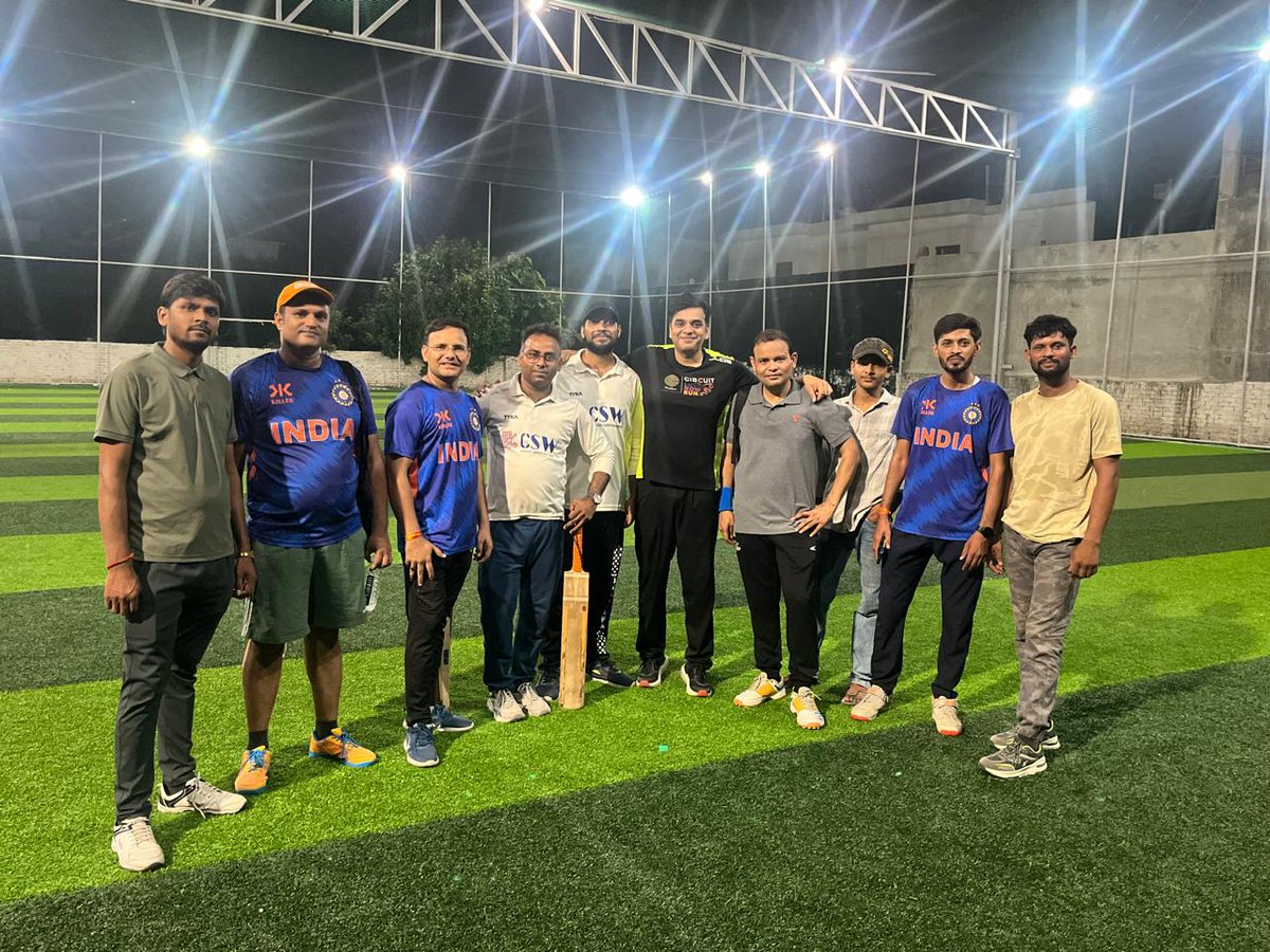 SKYadavS1's tweet photo. आओ सभी आज मैं तुमको एक बात बतलाऊँ, खेल कितने महत्वपूर्ण ये तुमको समझाऊँ।
खेलों की दुनिया का जादू खेल हमें सिखलाते, खेलने से ही सभी लोग सेहत खूब बनाते
खेल-खेल में जीवन के सब बिगड़े काम बन जाते, हार-जीत से ऊपर उठकर हम आदर्श बनाते।
#TeamCSW 🏏 🥰❤
#sky #skylovers
#CSW2025 https://t.co/qrbMWP39Dr